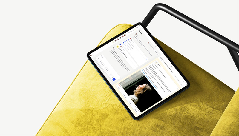 Tisser op een tablet, op een okergele fluwelen stoel